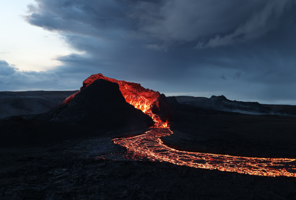 Scientific disclosures, tourism and communication on active volcanoes ... What is at stake?